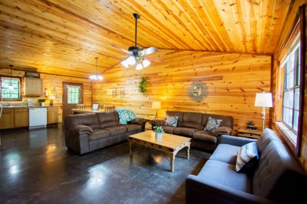 Alpine Lodge – Black Bear Cabins – Mena